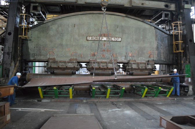 VELIKI VALJAK ZA KRUŽNO SAVIJANJE LIMOVA proizveden 1936. godine u Njemačkoj, a splitskom škveru je isporučen u vidu njemačke ratne reparacije 1952. godine