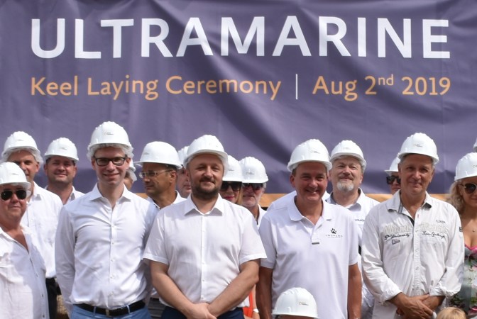 Siniša Ostojić, direktor Hrvatske brodogradnje Jadranbrod u Brodosplitu na svečanosti polaganja novčića u kobilicu Novogradnje 487 - revolucionarnog istraživačkog broda koji brodograditelji splitskog škvera stvaraju za američku tvrtku Quark Expeditions (Siniša Ostojić na fotografiji stoji u drugom redu ispod slova Aug)