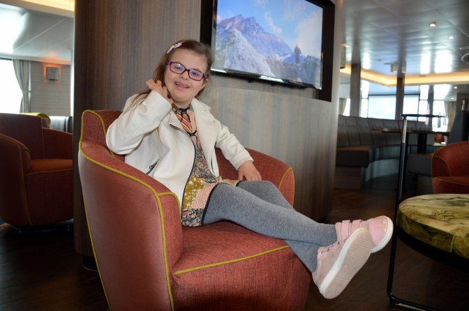 FOTO Škveranka Sretan put i mirno more ambasadoru hrvatske brodogradnje poželjela je i kuma na porinuću, Marija Strikić iz Udruge Sindrom Down Split