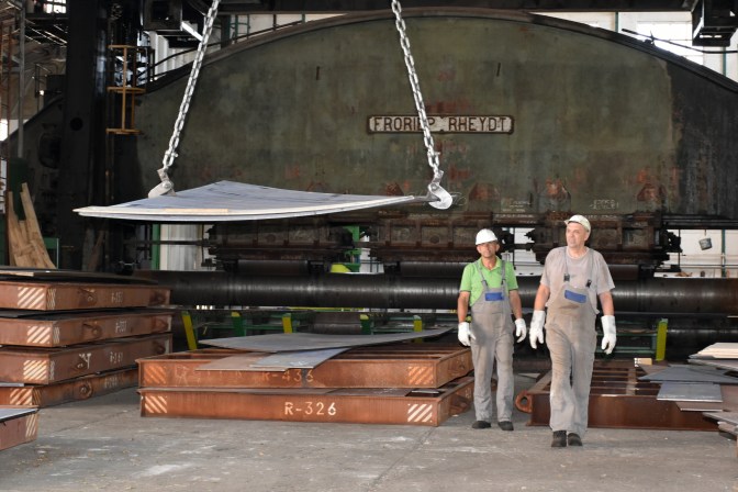 OBRADA ČELIKA ZA NOVOGRADNJU BRODOSPLIT 487 #Ultramarine Kružno savijanje limova vanjske oplate za novogradnju Brodosplit 487 na velikom valjku - FOTO Škveranka