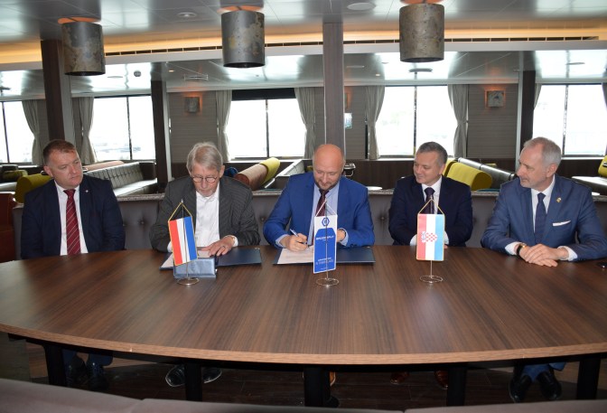 FOTO Škveranka Potpisivanje ugovora za izgradnju još jednog broda nakon isporuke Brodosplitovog polarnog kruzera Hondius